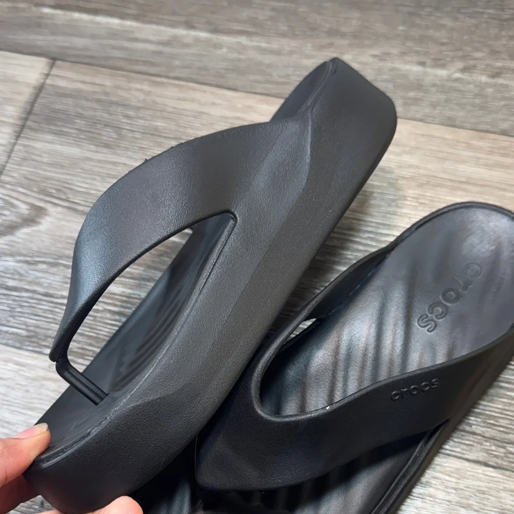 CROCS Women's Black Platform Sandals size 6 (j97)